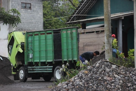 truk dan penambang pasir sungai Pabelan hampir setiap hari datang ( foto: Joko Dwiatmoko )