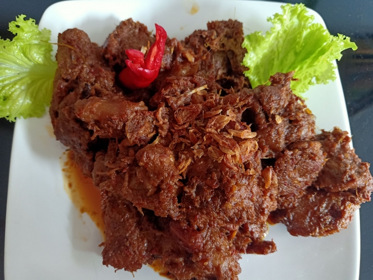 Rendang daging sapi/foto Sri Rohmatiah Djalil