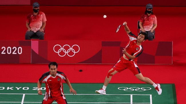 Ganda putra Indonesia, Mohammad Ahsan/Hendra Setiawan meraih kemenangan di laga perdana Olimpiade Tokyo 2020.(REUTERS/LEONHARD FOEGER)
