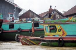 Kapal angkut yang ada di Sungai Musi (sumber : deddyhuang.com)