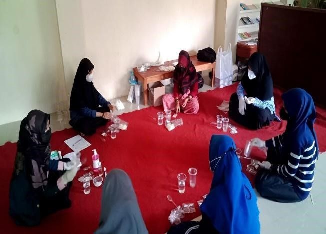 Pelatihan Pembuatan Sabun Cuci Tangan Antiseptik kepada Santri