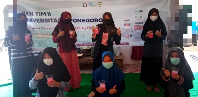 Pelatihan Pembuatan Sabun Cuci Tangan Antiseptik kepada Santri