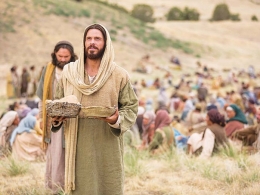 Ilustrasi Yesus mengucap berkat atas roti dan ikan sebelum memberi makan 5000 orang. Foto: sesawi.net.