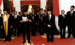 Presiden Soeharto saat mengumumkan pengunduran dirinya sebagai Presiden Indonesia. Foto: wikimedia