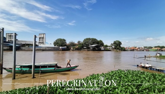 Dermaga perahu di pinggir kampung kain Tuan Kentang (sumber : deddyhuang.com)