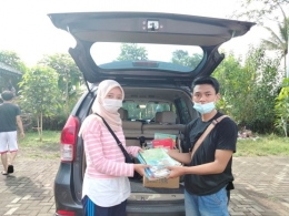 Serah terima donasi buku dari salah satu pendonasi(Foto oleh: KKN UM Pandanmulyo 2021)
