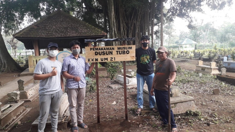 Pemasangan Papan Nama Identitas Pemakaman - Dok. KKN Purwosekar