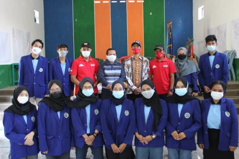 Foto bersama mahasiswa KKN UM dengan DPL dan Perangkat Desa Klampok.