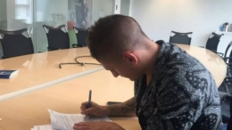 Marco Veratti saat menandatangani kontrak dengan PSG