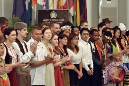 Penerima beasiswa seni dan budaya Indonesia