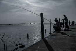 Aktivitas nelayan memancing di siang hari. (Jonas/Mahasiswa)