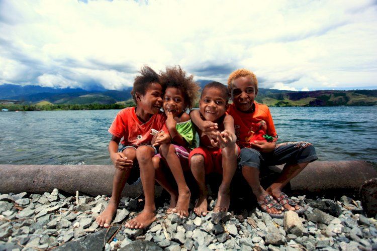 anak-anak Papua dengan keindahan alamnya, sumber : suksesluarbiasa