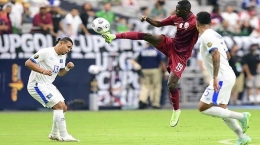 Aksi Almoez Ali (tengah) saat Timnas Qatar menghadapi El Salvador di perempat final Piala Emas (Tribunnews.com)