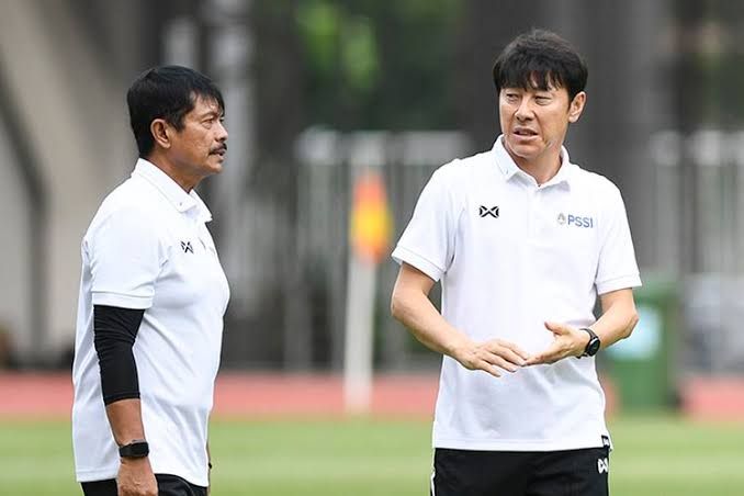 Shin Tae-yong bersama Indra Syafri, sumber gambar ; kompas.com