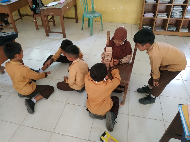 Pembelajaran jarimatika di SDN 03 Sungai Selodang yang di selingi dengan permainan jenga
