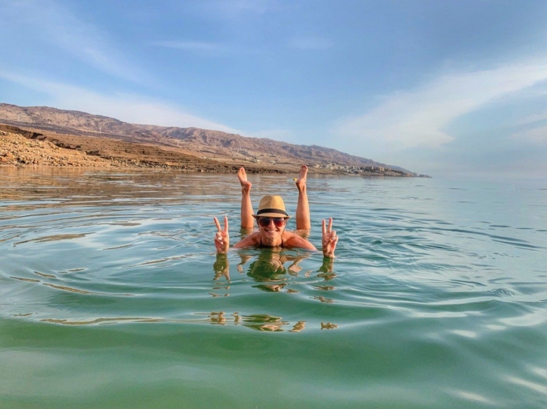 Berenang di Laut Mati. Sumber: www.globeguide.ca/