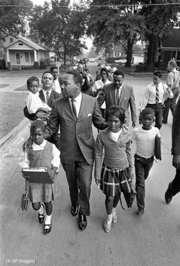 King Jr. dengan anak-anak sekolahan - Sumber: share.america.gov