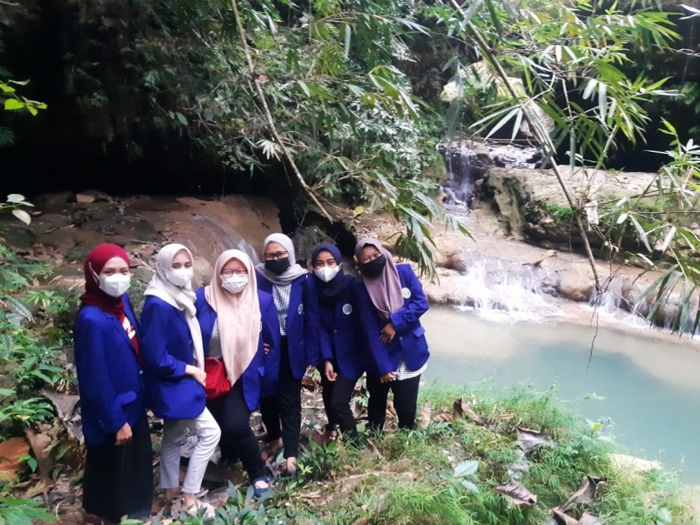 Gambar 1 Mahasiswa KKN UM Survei Lokasi Sungai Watu Bolong. Sumber : Dokumen Penulis (2021)