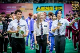 Sumber: Aegyo.id, ketiga pembawa acara untuk ISAC 2020. Jun Hyun-moo ( Kiri ), Dahyun TWICE ( Tengah ), dan Leeteuk Super Junior ( Kanan )