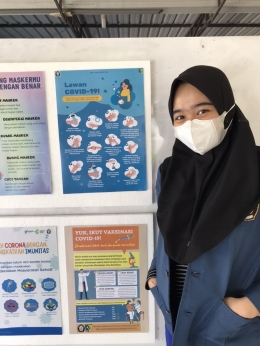 Penempelan poster edukasi mencuci tangan di Balai RT 10 Pucang Argo