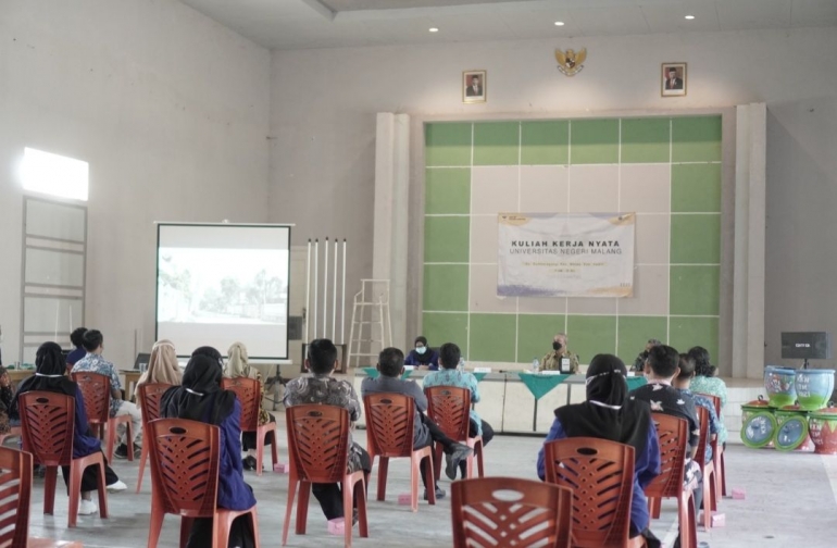 Gambar 4. Penayangan Video Profil Desa/dokpri