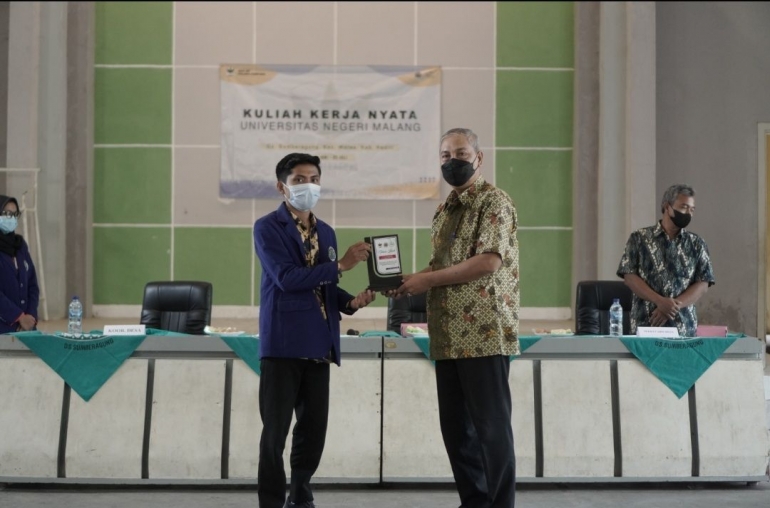 Gambar 2. Pemberian Kenang-kenangan Berupa Vandel/dokpri