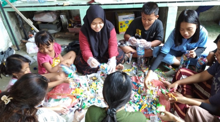 Pembuatan Ecobrick Bersama Anak-Anak Desa Banjaragung