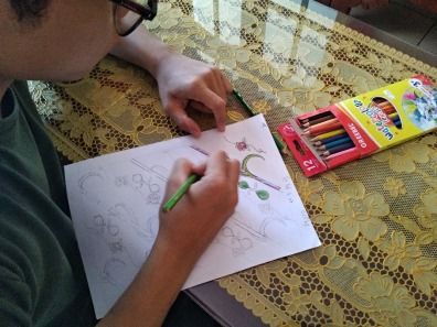 Proses mendesain batik dengan menggambar sketsa dibuku gambar, kemudian diwarnai secara manual/dokpri
