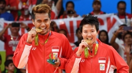 Pasangan Ganda Campuran Liliana-Tontowi menyabet medali emas di Olimpiade Rio 2016 (sumber ilustrasi: m.bola.com)
