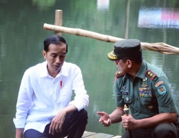 Presiden Joko Widodo bersama Mayjen TNI Doni Monardo di Situ Cisanti, Hulu DAS Citarum. Dok. Kodam III/Siliwangi