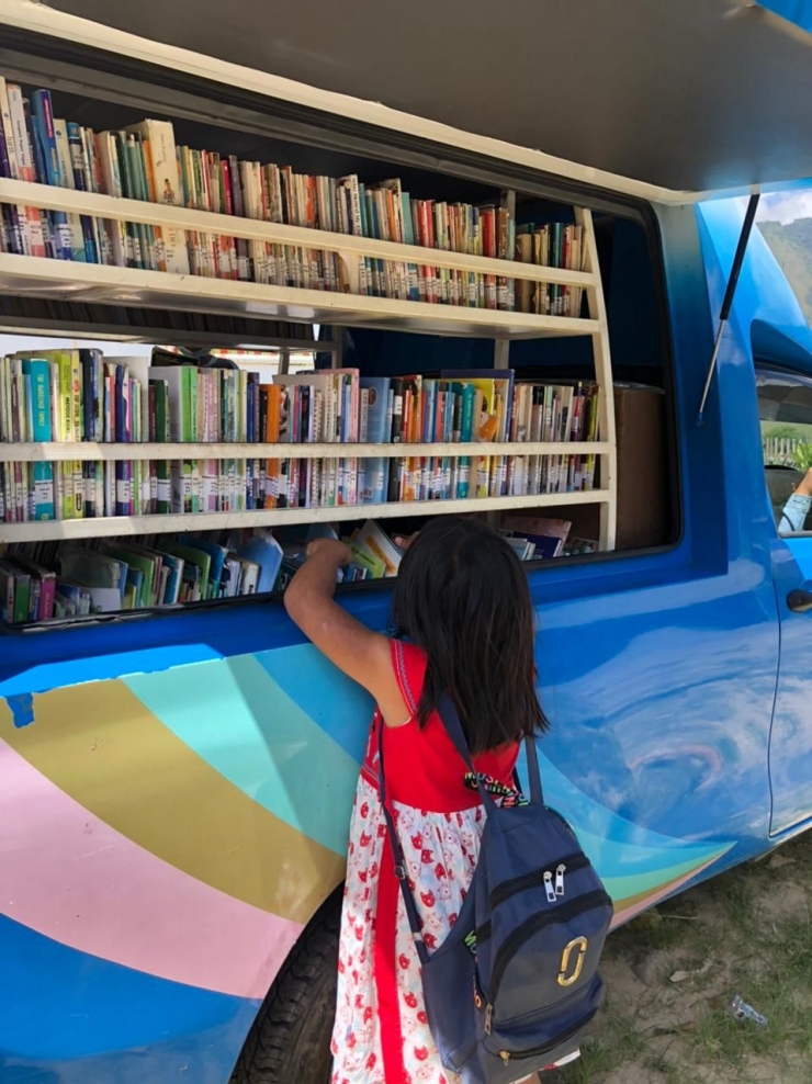 Gambar 1/Dokpri: Anak-anak mengambil buku dari fasilitas yang disediakan oleh perpustakaan keliling