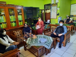 Anwar Beserta Guru SDN Sukamantri - Dokumentasi Penulis