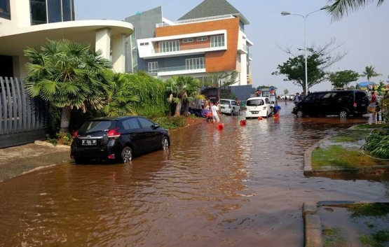 Gambar 7. Banjir rob menggenangi permukiman elite pantai mutiara, Jakarta Utara[18]