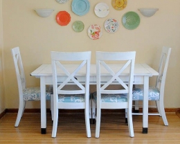 Ilustrasi meja makan & kursi makan kayu menempel dinding. sumber: classyclutter.net
