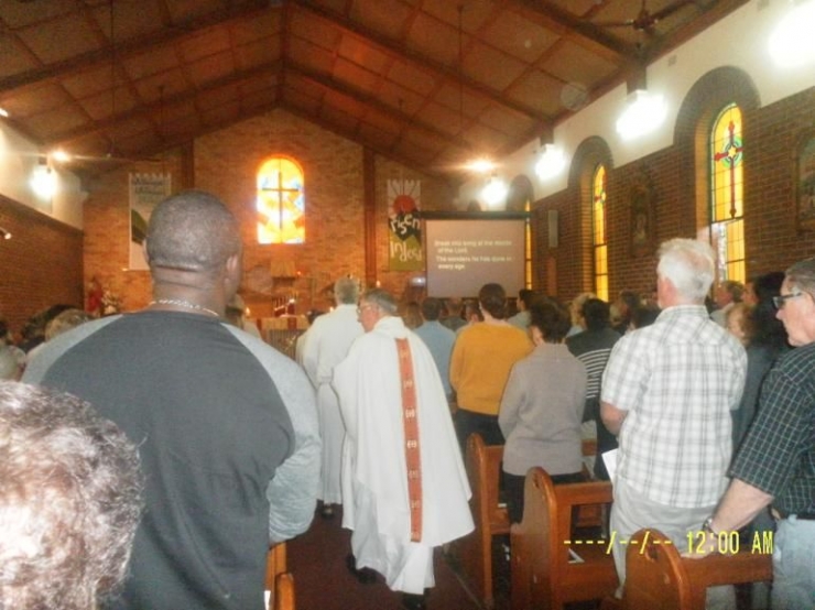 Pastor memasuki gereja ketika misa akan dimulai (dok pribadi)