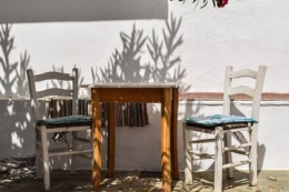 Menjemur meja makan & kursi makan kayu di bawah sinar matahari. sumber: classyclutter.net