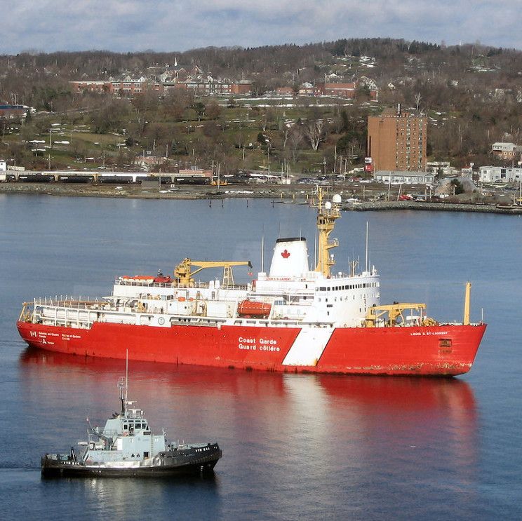 Pemecah es  CCGS Louis S. St-Laurent. Sumber: https://inteng-storage.s3.amazonaws.com/img/iea/zDOZ3v03Gk/sizes/icebreakers-laurent_resize_md.jpg