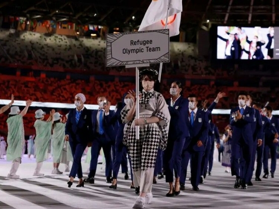 Yusra Mardini yang tergabung dalam tim pengungsi dipercaya membawa bendera pada pembukaan olimpiade Tokyo 2020. sumber: m.bola.com