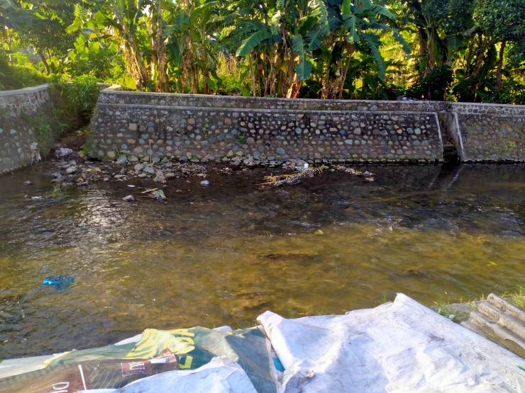 Terlihat tumpukan sampah yang tersisa di sisi sungai akibat buang sampah di sungai yang tak bisa sepenuhnya bersih/dokpri