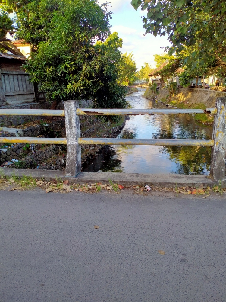 Sungai di derah Kekalik Gerisak ini sering penuh saat musim penghujan atau saat hujan di daerah lain membawa air yang cukup banyak ke sungai ini bersama sampah/dokpri