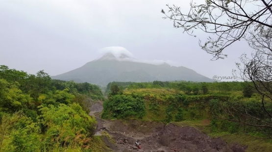 Jurang Kali Gendol dengan truk pasir di dasarnya (Dokumen pribadi)