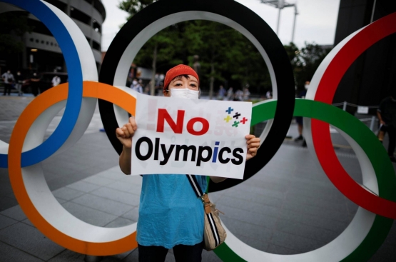 Tokyo 2020 sempat didemo untuk dibatalkan. Sumber: Reuters / www.japantimes.co.jp