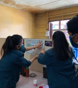 Tim II KKN Undip melakukan Penempelan Poster di warung makan. Kelurahan Sidikalang/dokpri