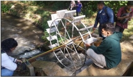 Tim KKN UM Sambigede 2021 membantu kelompok swadaya desa dalam pemasangan kincir air filter sampah