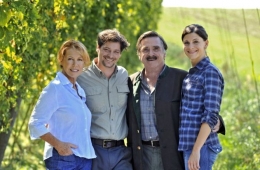 Dari kanan ke kiri: Sophie, Sepp, Karl dan isteri Sepp, Franziska berfoto di tengah-tengah tanaman Hop milik mereka. (Foto: tvspielfilm.de).
