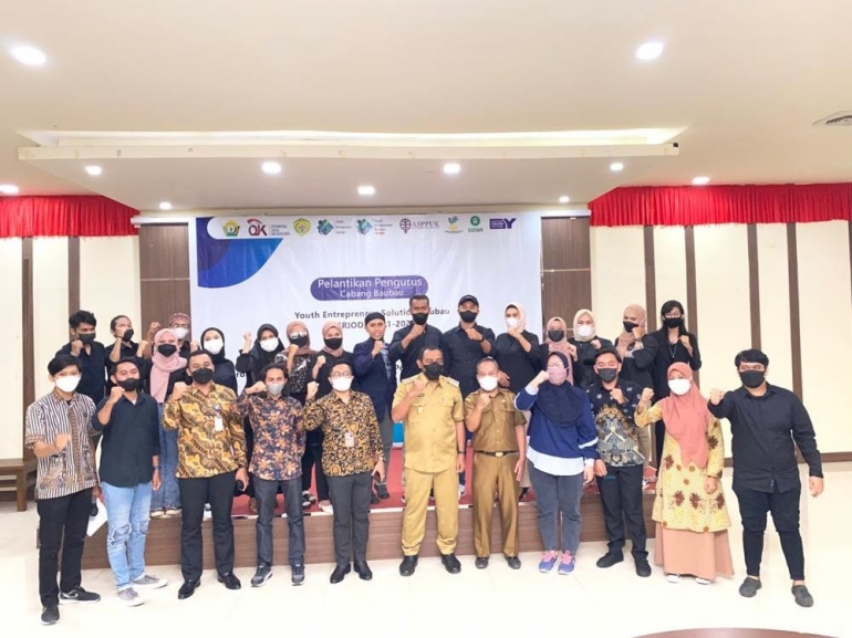 Foto bersama pengurus terpilih forum YES Baubau usai acara pelantikan, Selasa (27/07/21)