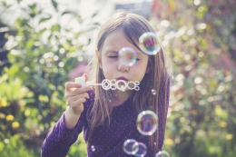 Gadis meniup gelembung sabun di taman. Sumber: https://www.westend61.de/en/imageView/SARF001753/girl-blowing-soap-bubbles-in-a-garden  