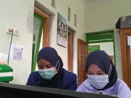 Mahasiswa KKN Universitas Negeri Malang memebantu pelayanan di Desa/dokpri