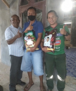 Salah satu kordinator Relawan Isdianto membagikan sembako ke masyarakat (Dokpri)