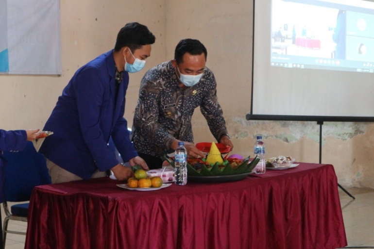 Prosesi Pemotongan Tumpeng Oleh Kepala Desa Mundusewu (Dokpri)